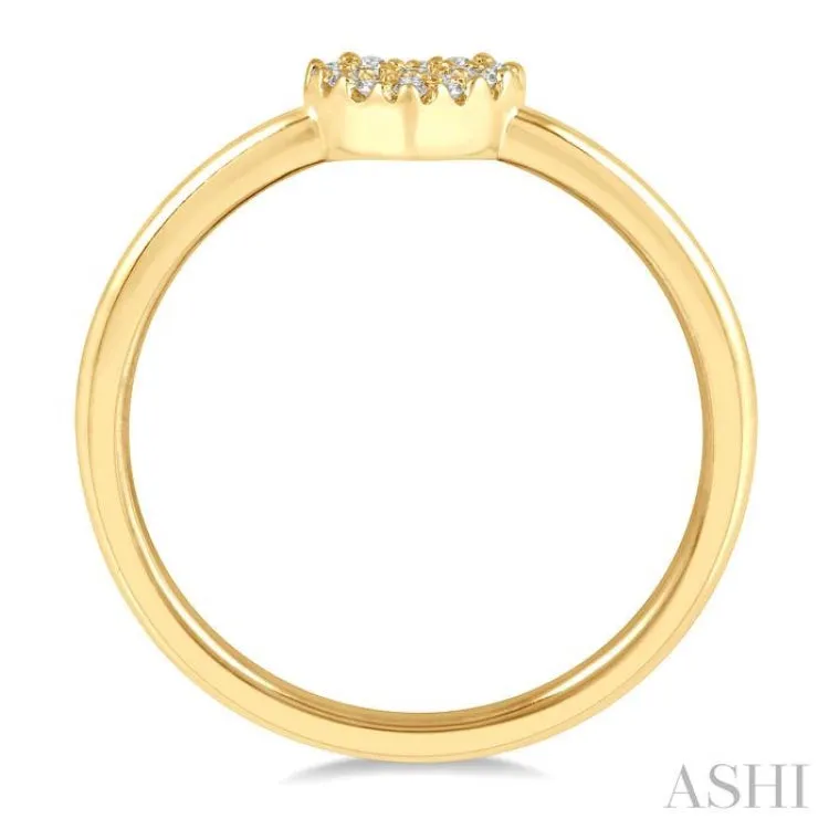 1/10 ctw Heart Charm Round Cut Diamond Petite Fashion Ring in 14K Yellow Gold