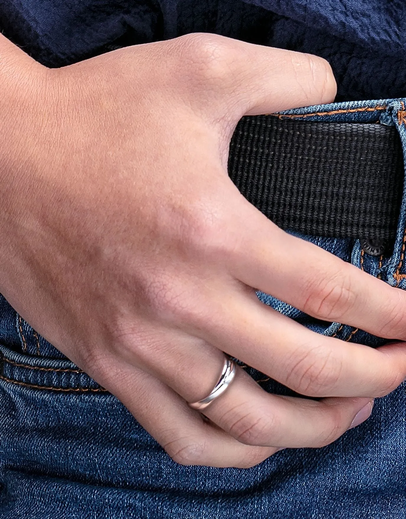 LVC Desirio Cross Wedding Band in White Gold with Matte Finish