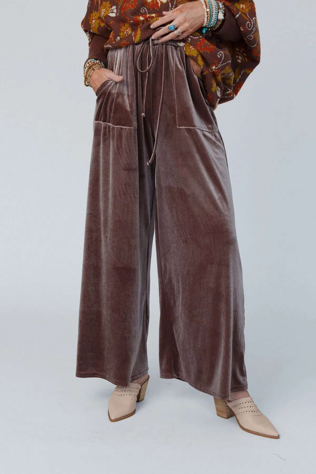 The Nest Relaxing Robin Velvet Wide Leg Pant - Coco